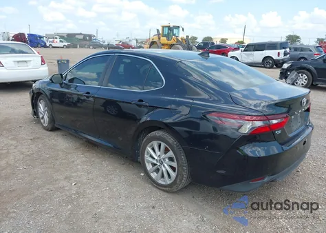 2022 Toyota Camry Le z USA, uszkodzony, nr VIN 4T1C11AK8NU645622